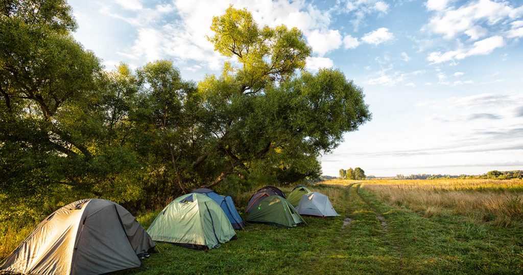 Protection from the wind when sleeping outdoors